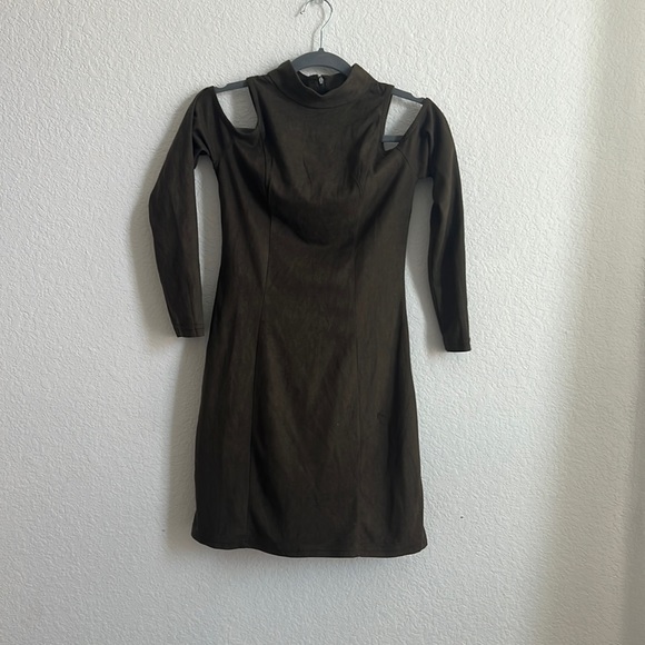 LUMIERE Dark Green Velvet Dress - Picture 1 of 4